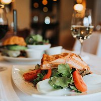 Restaurant im Hofgut - Herzlichkeit, Kompetenz und Aufmerksamkeit sowie das Versprechen unserer Köche, ausschließlich beste Produkte mit der größten Sorgfalt zu verarbeiten, werden Sie begeistern.