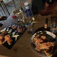 Buena cocina, atención de 10, terraza amplia y espaciosa, el local por dentro muy “Cuqui”. De 10.