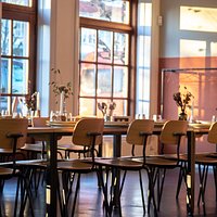Madkollektivet Naboskaber er et alternativt spisested, som låner det bedste fra et folkekøkken, en restaurant og et moderne forsamlingshus.