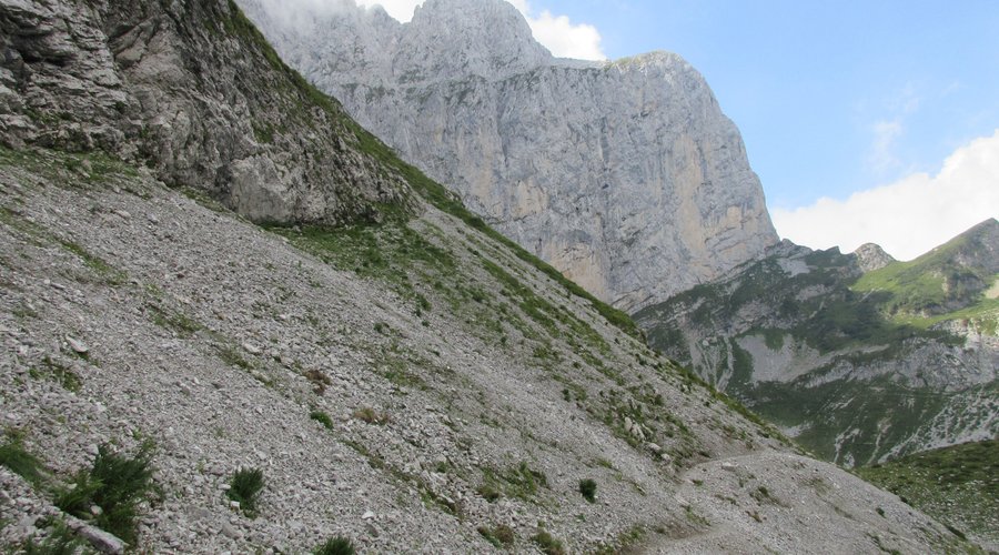 Un versante con le formazioni dolomitiche in secondo piano