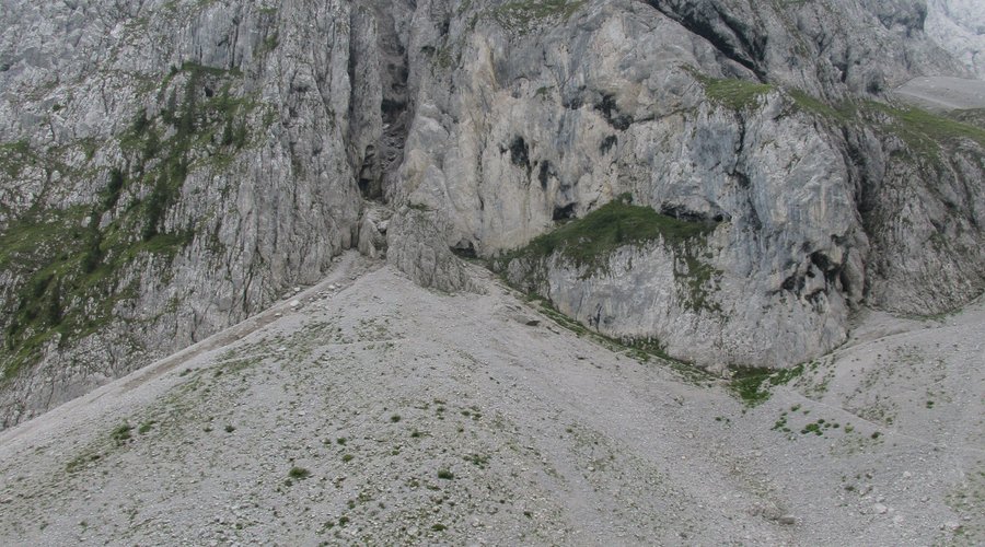 Una delle guglie e i ghiaioni sottostanti
