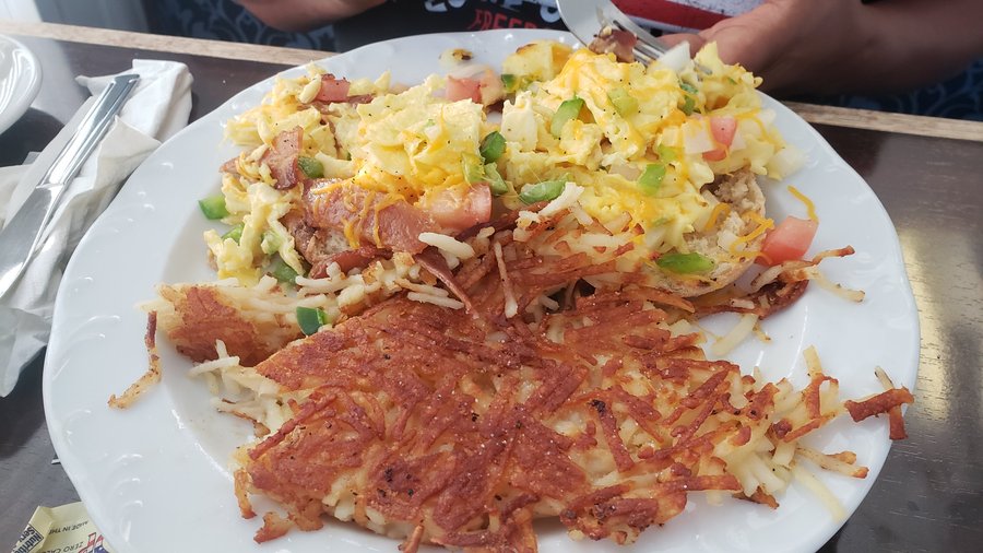 The picture demonstrates that the vegetables are all raw, not sautéed as the menu claims which makes a big differences for people with digestive concerns.  