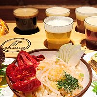Así hablan nuestros clientes sobre nosotros:
“Gran selección de cervezas con posibilidad de crear tu propia Tabla Degustación. La comida es también xcelente – Las salaillas rellenas son de lo mejor, lo recomiendo 100%.
El staff es muy amable y atento y no duraron en recomendarnos sobre cervezas según nuestro gusto”
