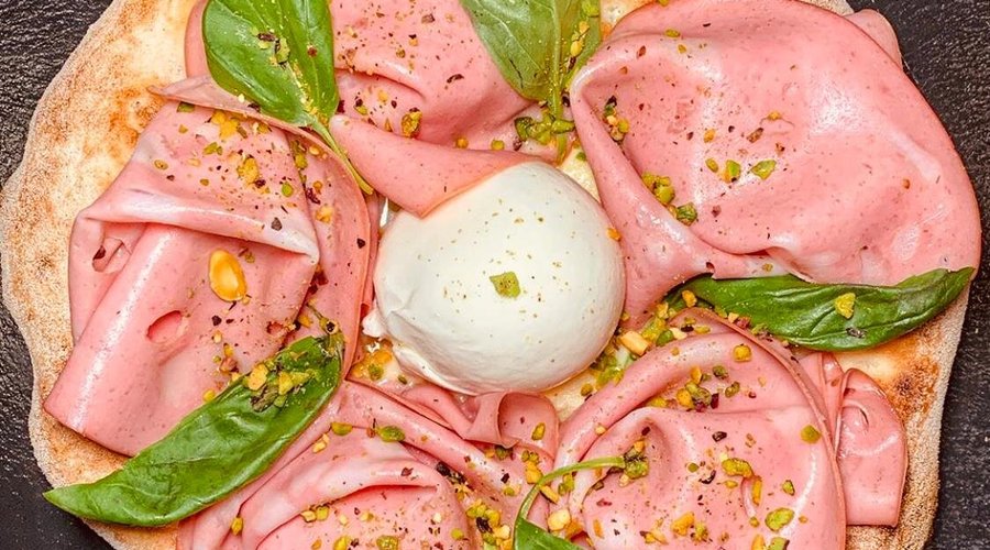 Pizza con Mortadella, pistacho, bufala 