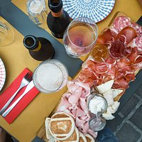 Tagliere di salumi e formaggi con tigelle calde