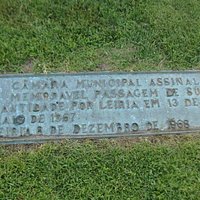 Inscrição junto à estátua.