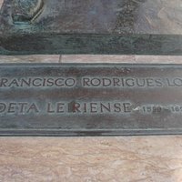 Placa no pedestal