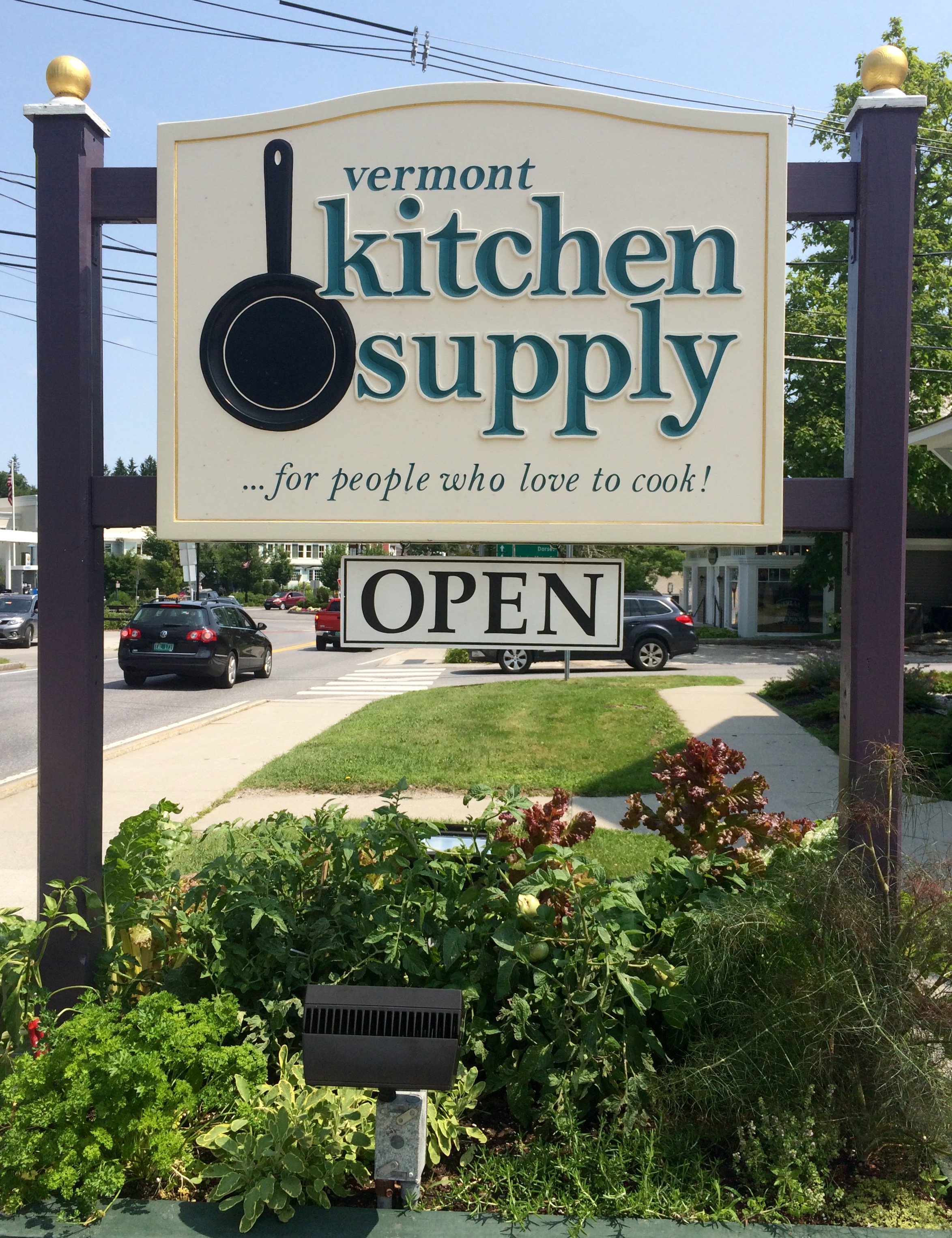 VERMONT KITCHEN SUPPLY Manchester Ce Qu Il Faut Savoir   Outdoor Sign 