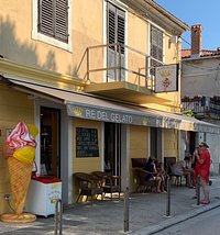 the egg-free gelato shop on the waterfront in Fazana