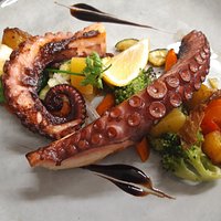 Poulpe grillé, légumes croquants