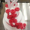 Torta a piani in pasta di zucchero con cascata di rose rosse per un 18esimo  - Foto di Setteveli Gelateria Pasticceria, Roma - Tripadvisor