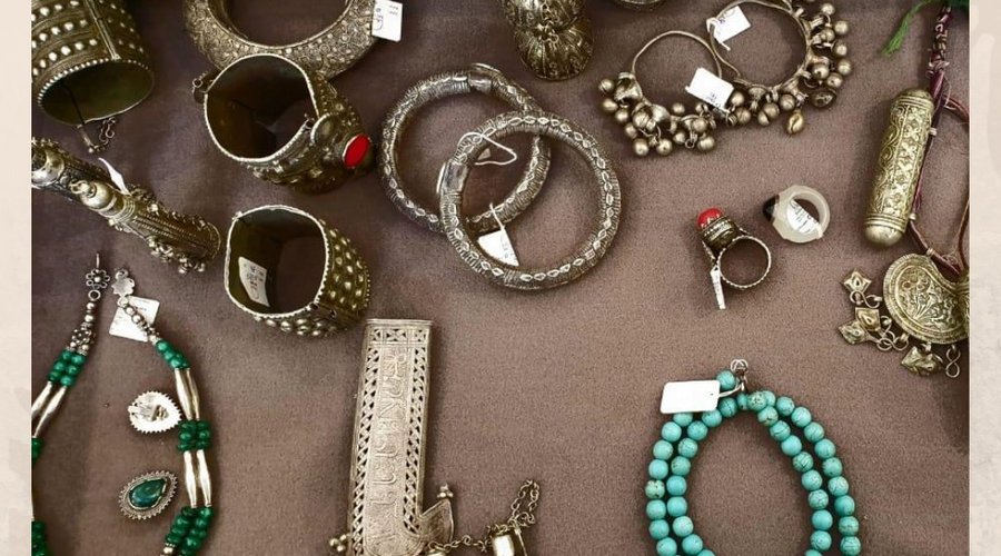 Each item of the antique Bedouin silver jewelry speaks about the lives of Bedouin women and girls and the talents of the artisans.
In the past, silver jewelry provided a window into social status, religion, regional identities and prestige