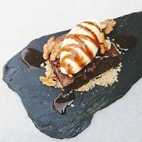 brownie de nuez 75% cacao con helado de vainilla artesanal