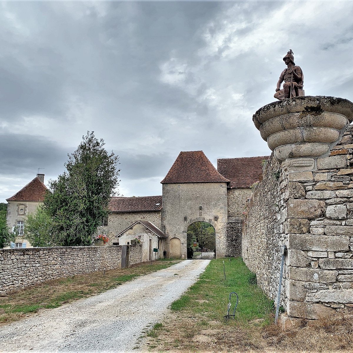 CHÂTEAU DE DOMPIERRE (DompierrelesÉglises) Ce qu'il faut savoir pour
