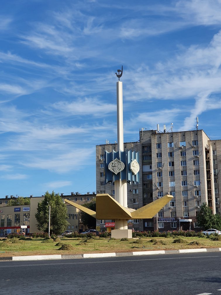 Года в волжском. Стелла в честь 25 летия Волжский. Памятник 25 летию Волжского. Стелла ВТЗ напротив Политеха.