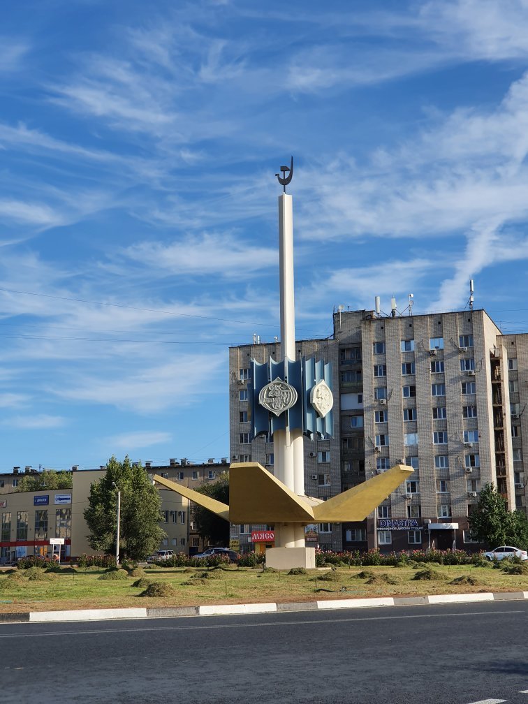 Волжский 10 дней. Стелла в честь 25 летия Волжский. Памятник 25 летию Волжского. Стелла ВТЗ напротив Политеха.