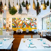 sala amplia con muchas luz y ventanas a la calle