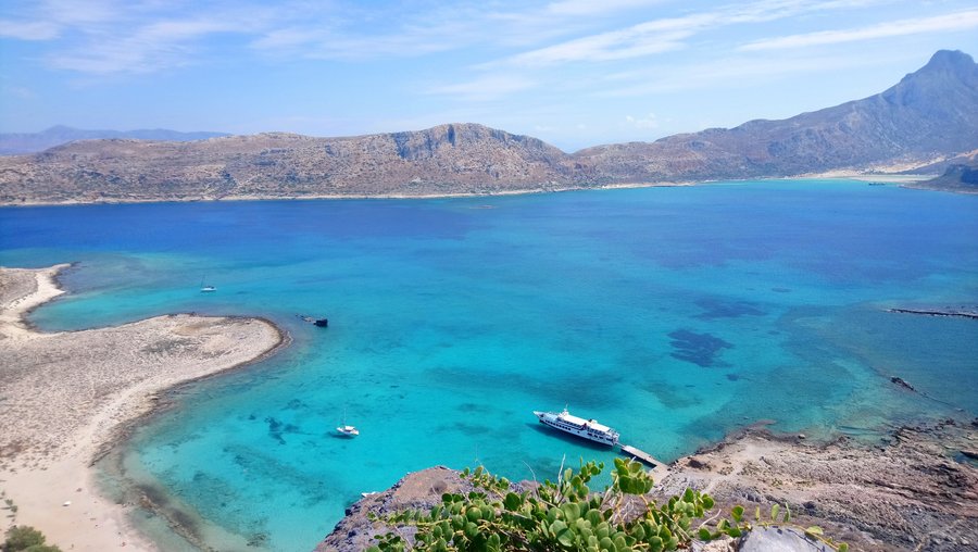 Η θέα από την κορυφή της Γραμβούσας προς την Λιμνοθάλασσα του Μπάλου, ένα από τα ομορφότερα τοπία της Ευρώπης!   The view from the top of Gramvousa island to Balos Lagoon, one of the most beautiful landscapes of Europe! 