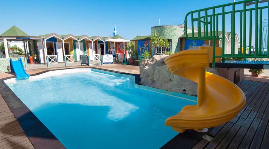 Piscina con scivolo spiaggia