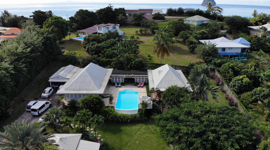 la villa  et son écrin de verdure  à moins de 7 mn à pieds de la belle plage du diamant