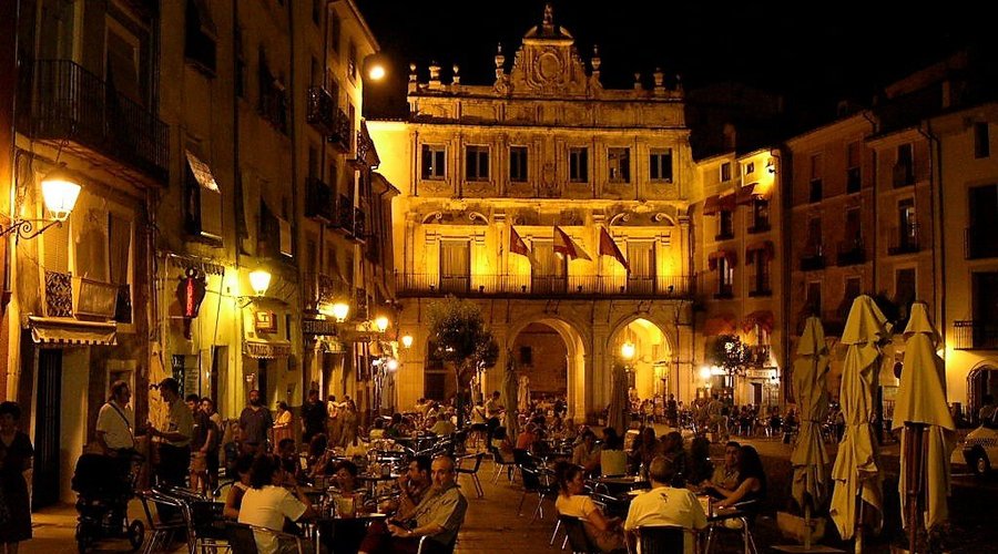 Souvenirs de mes Voyages --- Espagne -- Castille la Mancha -- Superbe ambiance sur la splendide  Plaza Mayor de Cuenca by night -- 20.08.29