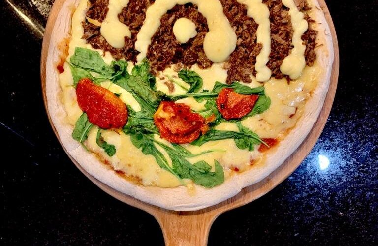 Pizza de Rúcula com Tomate Seco e Carne Seca