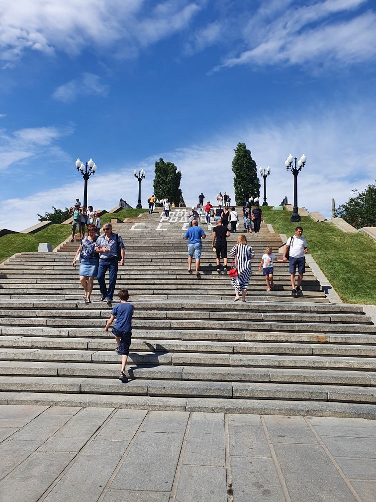 Поднявшись на курган. Лестница Волгоград. Центральная лестница Волгоград. Набережная где много ступенек Волгоград. Металлолестница Волгоград.