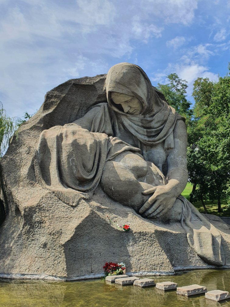 Памятник скорбящей матери. Мамаев Курган Скорбящая мать. Скорбящая мать памятник Волгоград. Скульптура Скорбящая мать Волгоград. Скульптура Скорбящая мать на Мамаевом Кургане.