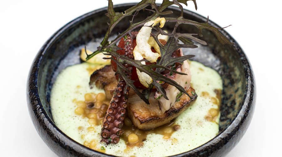Octopus. Fregola Sarda. Asia Duroc Schweinebauch. gegrillte Wassermelone
