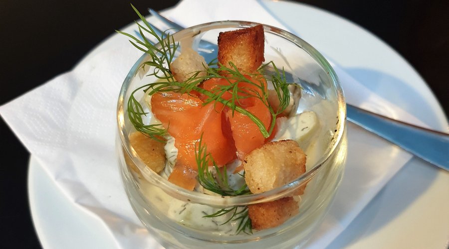 Gruß aus der Küche - Gurken mit Kräuterschmand und Lachs