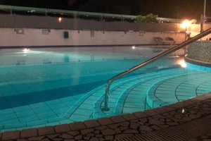 حمام السباحة والشاطئ