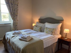 Hotel Chateau Gbelany in Gbeľany, image may contain: Bed, Furniture, Cushion, Table Lamp