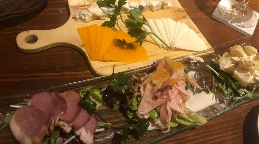 選べるおつまみ　チーズセットも　ワインが美味しく飲めます