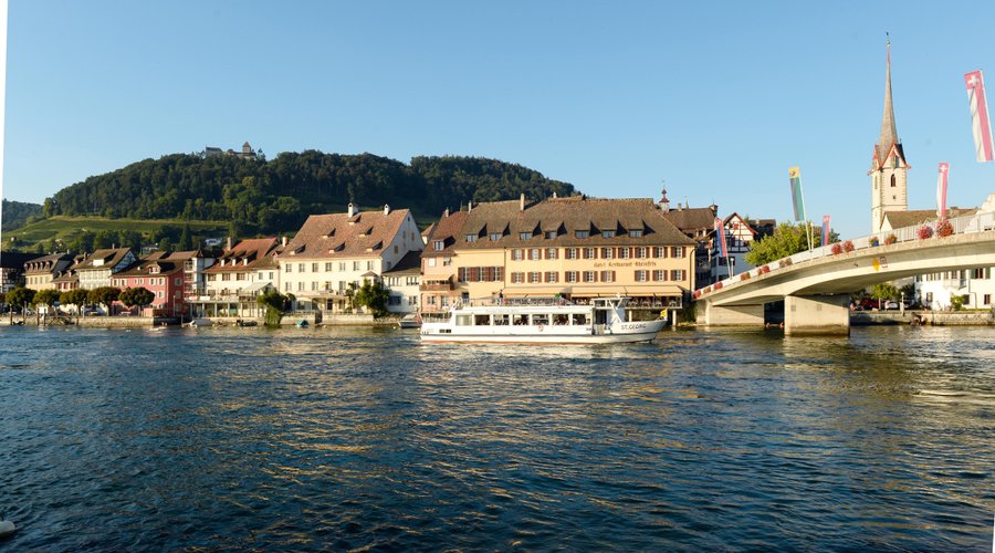 Die Sicht auf das Hotel/Restaurant von gegenüber