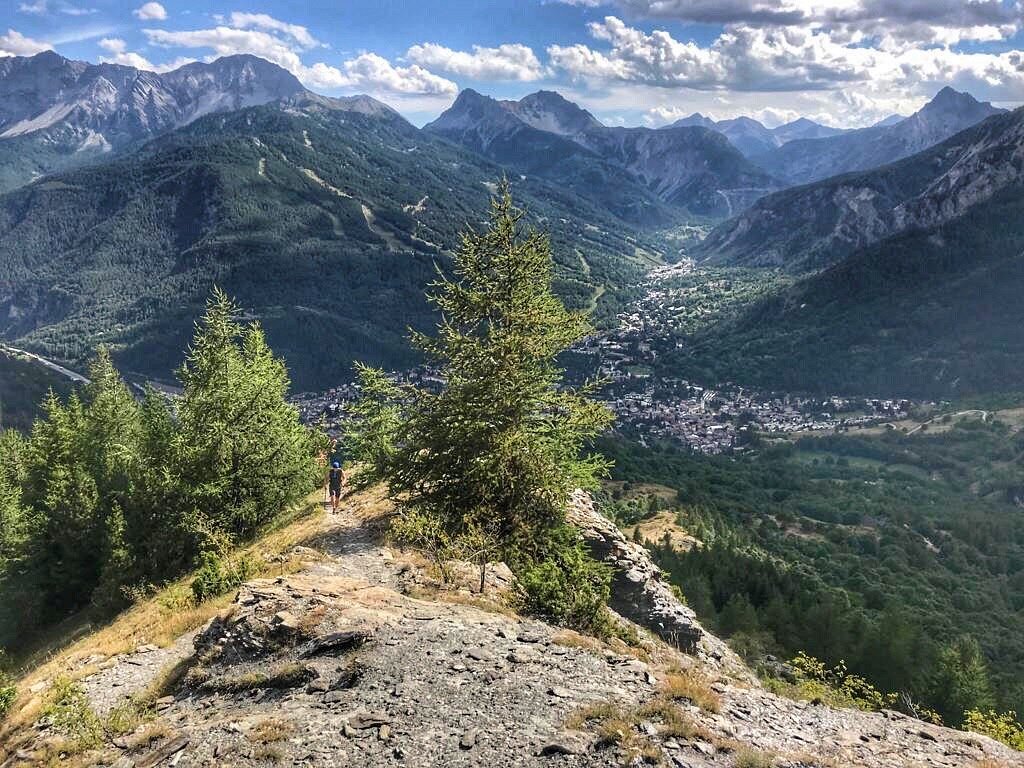 Путь в долину. Бардонеккья. Bardonecchia. Bardonecchia April.