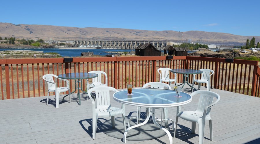 Outdoor seating - water front 
