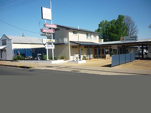 Amber Motel in Glen Innes, image may contain: Hotel, Building, Motel, Car