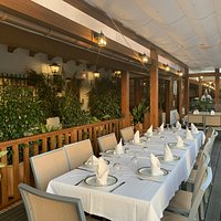 Terraza agradable donde disfrutar de una comida tradicional de calidad, con productos de la zona y pescados frescos del litoral gaditano.