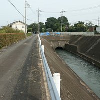 少し川沿いの道が狭いですが交通量が少ない場所だと思うので、対向車の心配はあまりないかと思います。