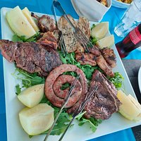 Grigliata mista con scottona, luganega, involtini farciti, tagliata di pollo e coscette avvolte in pancetta