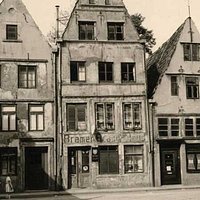 Das wohl älteste Giebelhaus im Schnoor. Einer meiner Bekannten hat als Kind im Schnoor gelebt - es war damals ein Armenviertel.