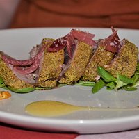 Abbiamo conosciuto la cucina siciliana, le bruschette, gli antipasti, le paste, un ottimo pesce, uno straordinario tonno… tutti piatti preparati con grande cura e professionalità, ingredienti freschi, sapori mediterranei, preparazioni davvero eccellenti con un ottimo rapporto qualità/prezzo.