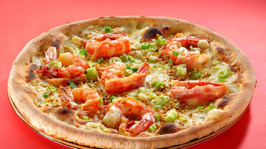 Pizza Pancetta e Gamberi (Rocco’s) - Tomato sauce, mozzarella fior  di latte, pancetta, prawns, pistachios  & spring onions.
