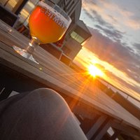La terrasse de l'Aérodrome de Cerfontaine vous accueille avec un coucher de soleil époustouflant