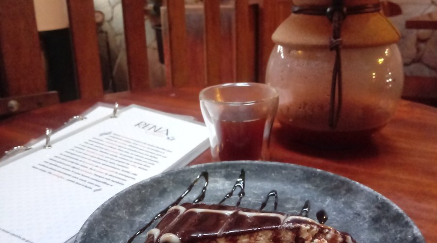 Rena Café na Pour-over e torta artesanal.