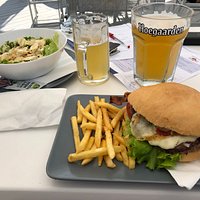 Mega-hamburger e Caesar salad