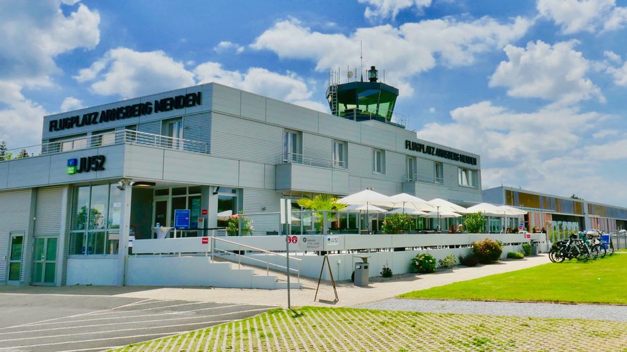 Aussenansicht - Blick auf Tower und JU52 Hotel Café Restaurant 