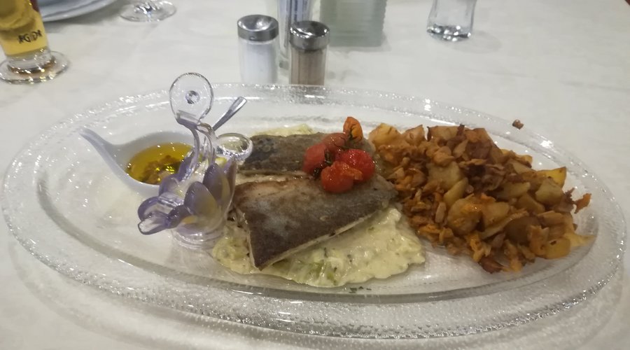 Gebratene Fischfilets mitEierschwammerlgröstl