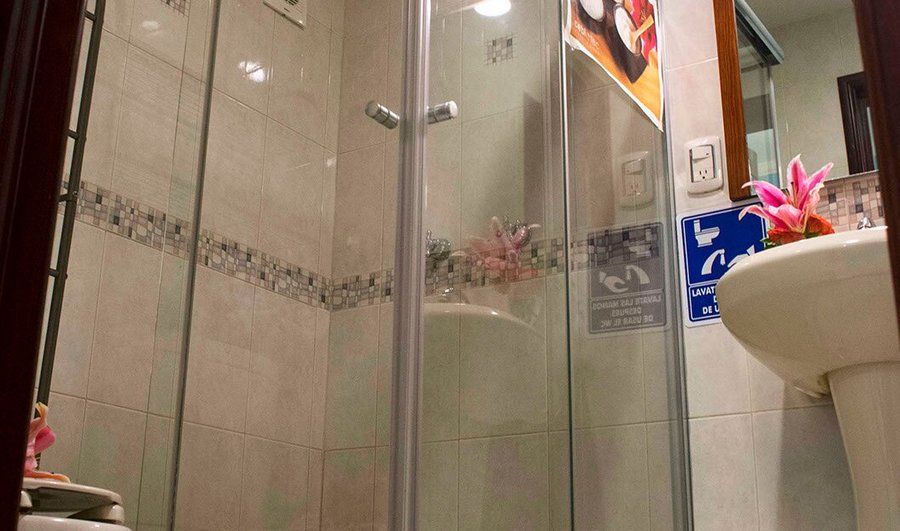 Baño con agua fría y caliente. Te proporcionamos sandalias y toalla. 