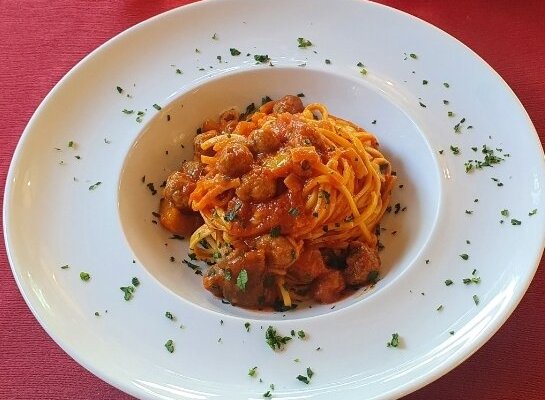 Spaghetti alla chitarra con sugo di polpette di carne e peperoni